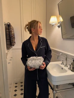 Honey stor toilettaske - Hvid/blå med flæser