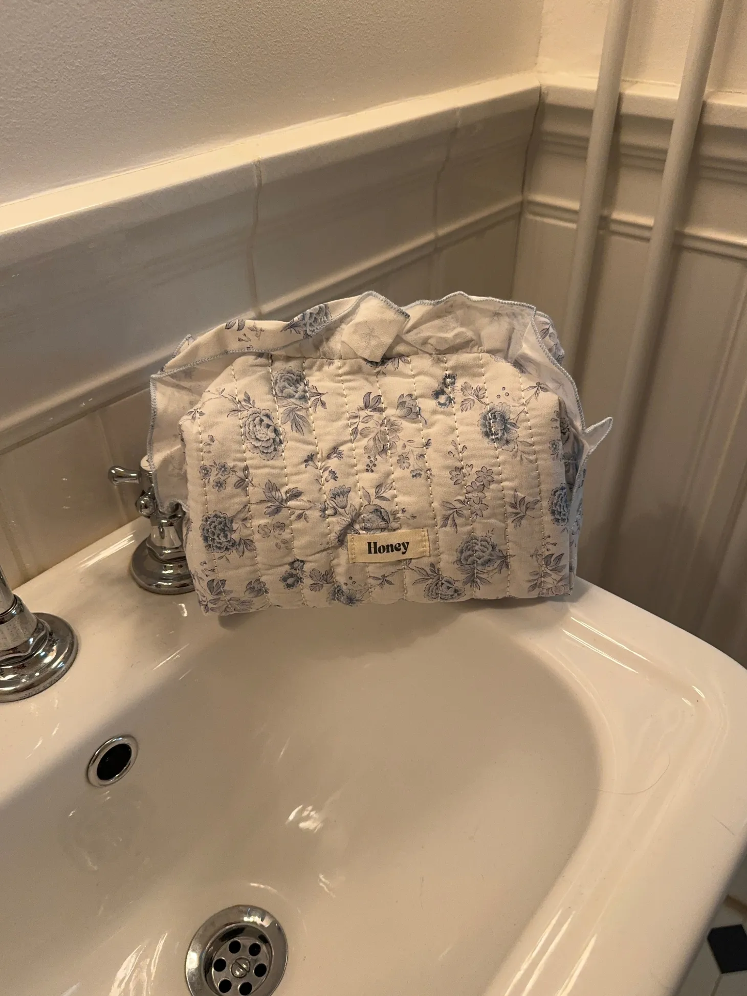 Honey stor toilettaske - Hvid/blå med flæser