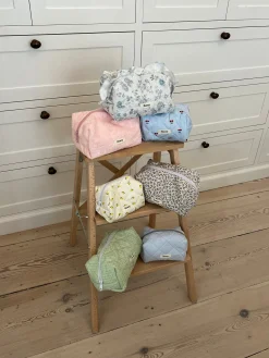 Honey stor toilettaske - Hvid/blå med flæser