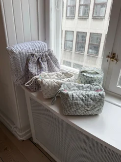 Honey stor toilettaske - Hvid med lilla konkylier