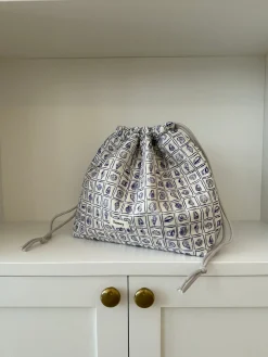 Honey stor toilettaske - Hvid med lilla konkylier