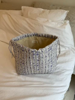 Honey stor toilettaske - Hvid med lilla konkylier