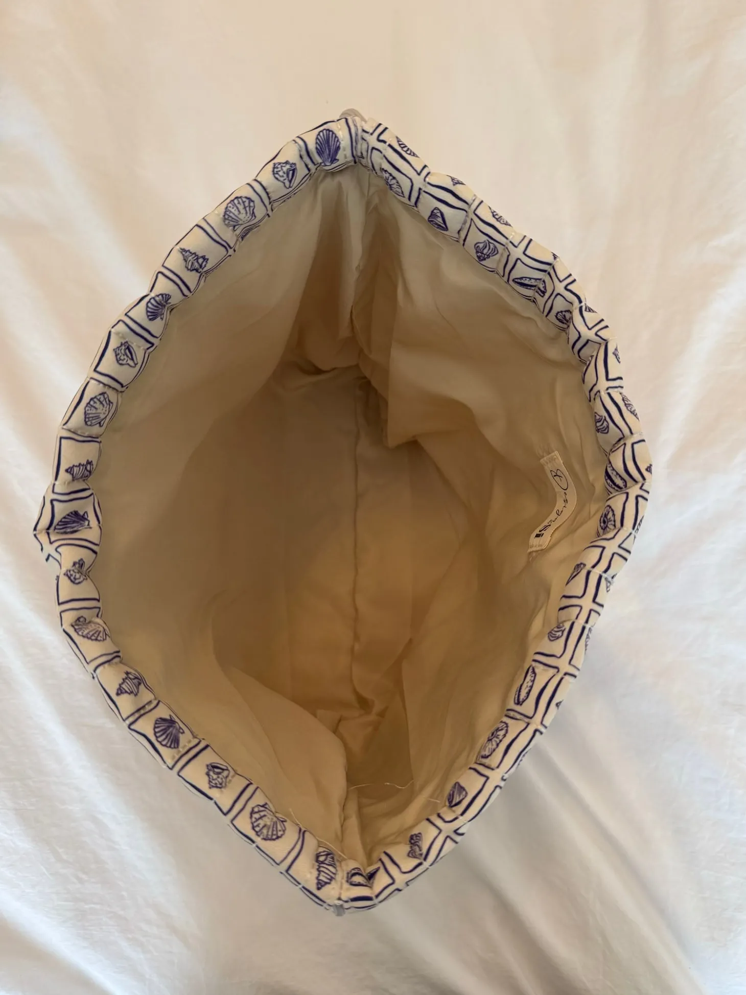 Honey stor toilettaske - Hvid med lilla konkylier