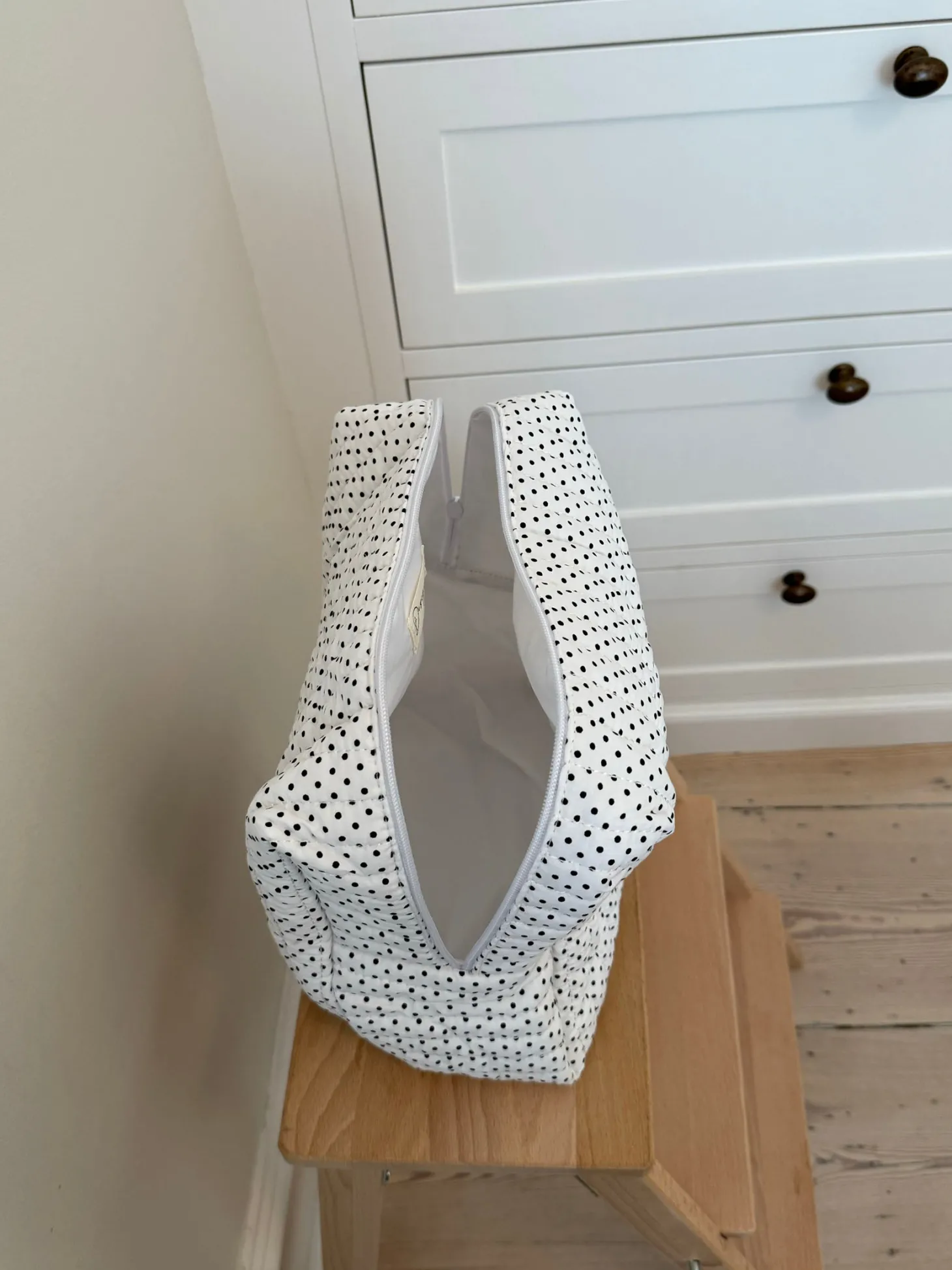 Honey stor toilettaske - Hvid med polkaprikker