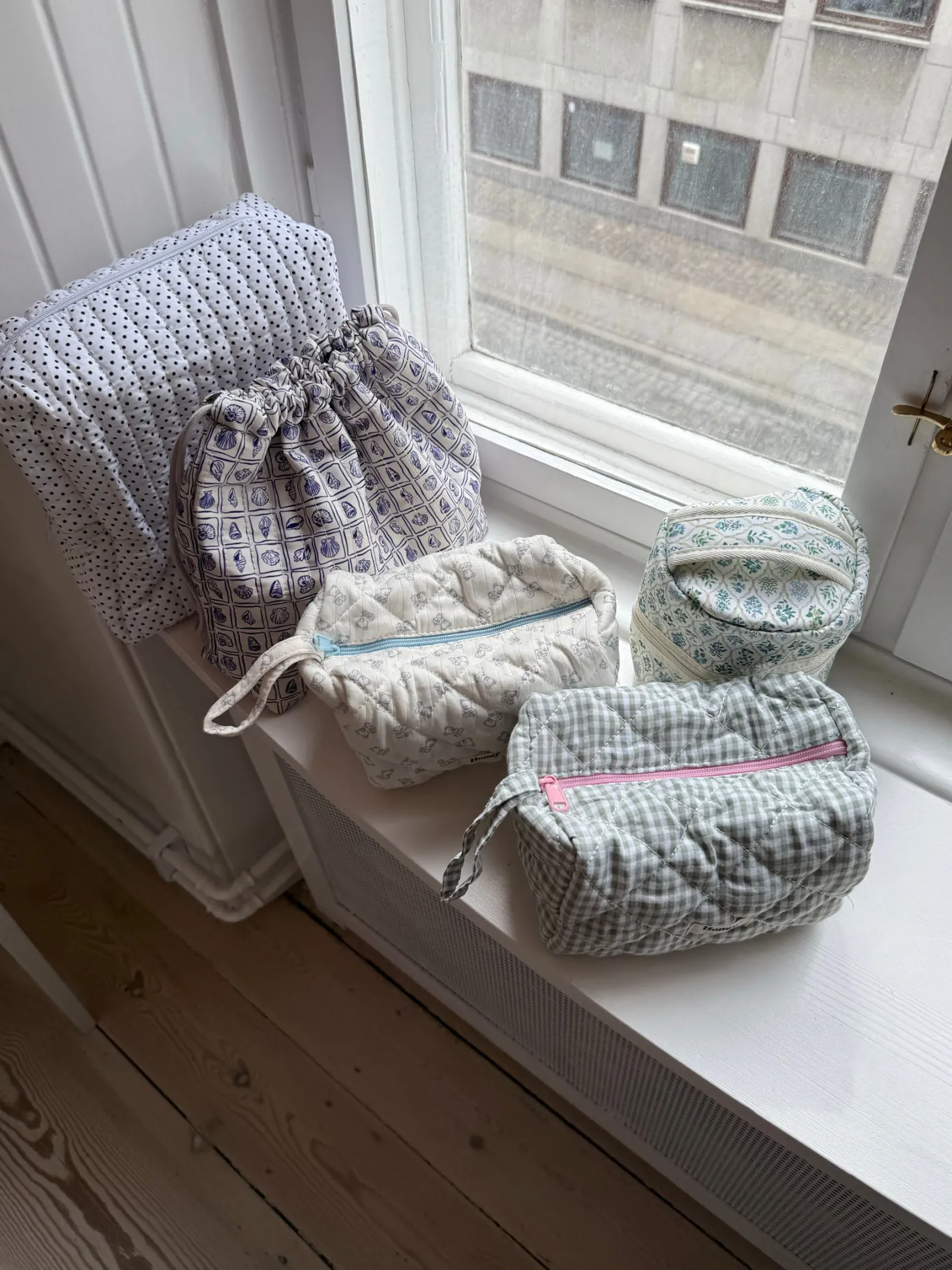Honey stor toilettaske - Hvid med polkaprikker