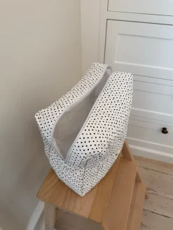 Honey stor toilettaske - Hvid med polkaprikker