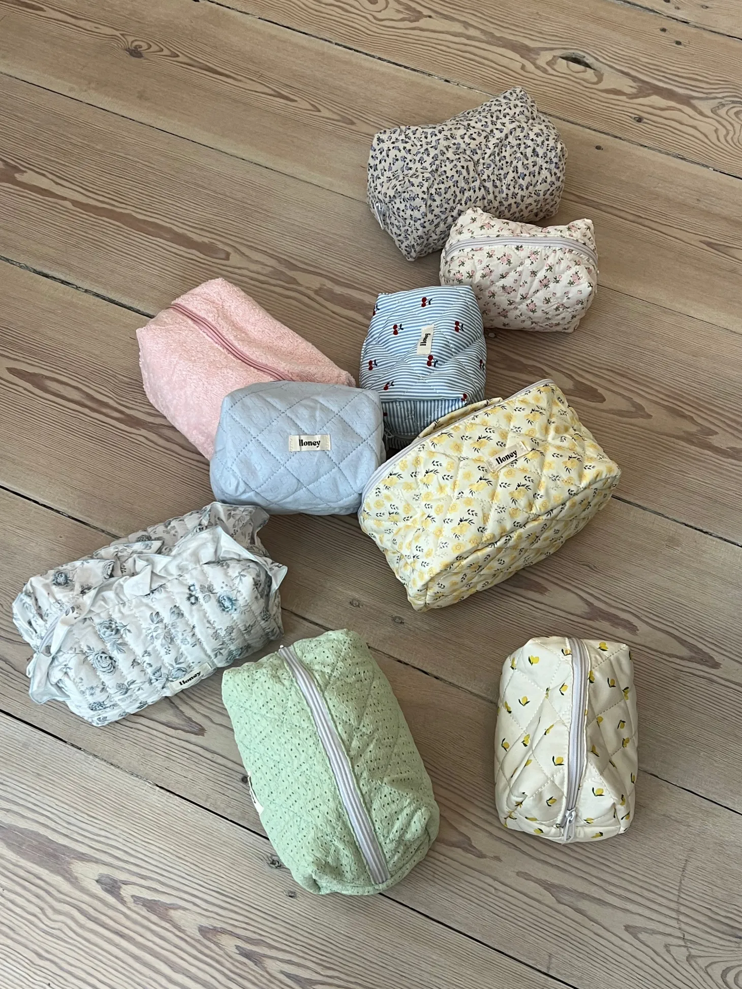 Honey stor toilettaske med hang - Lys gul med gule bomster