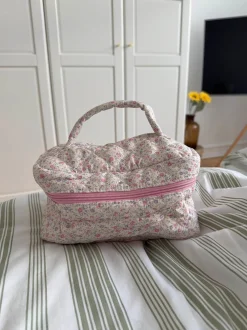 Honey stor toilettaske med hank - Hvid/lyserøde blomster