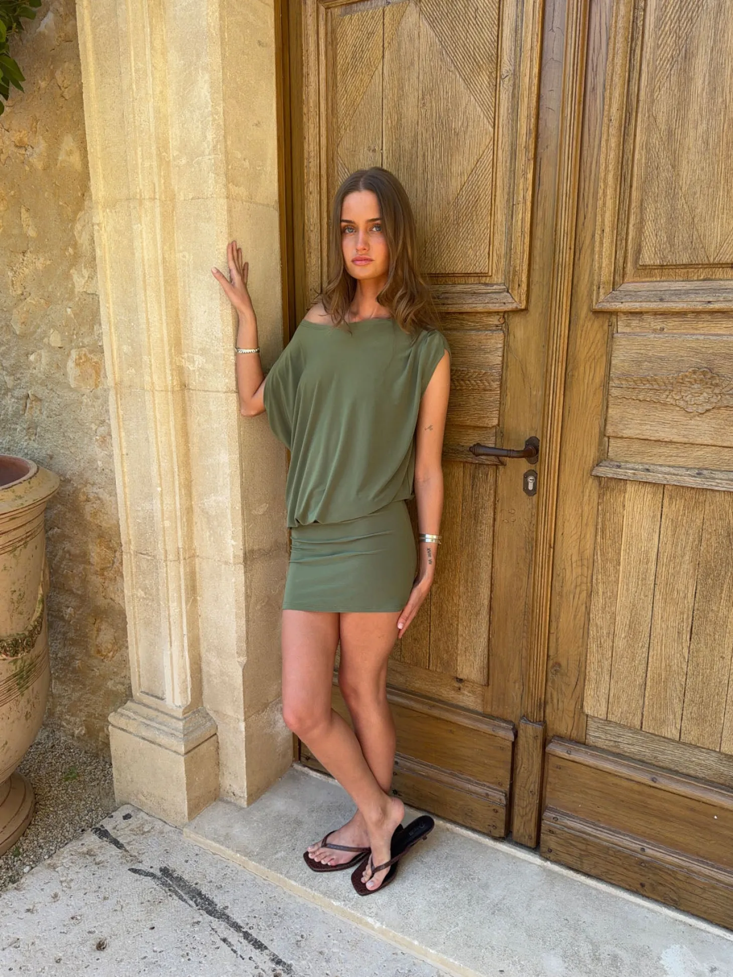 Isolana kjole med one-shoulder-detalje - Grøn