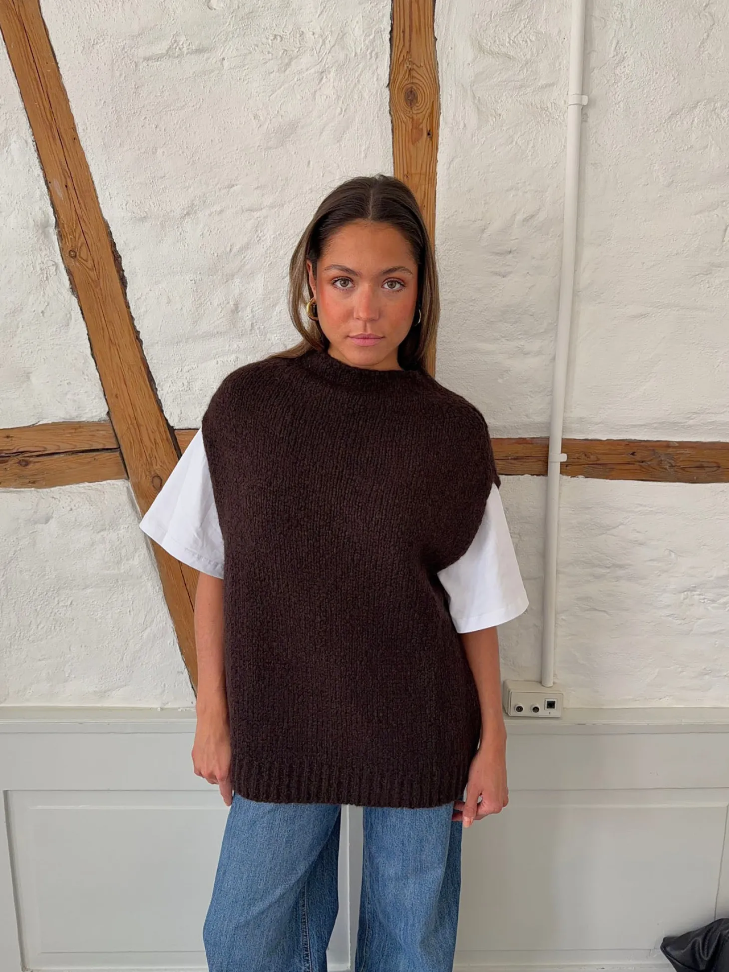 Kahula strikvest med t-shirt - Brun/hvid