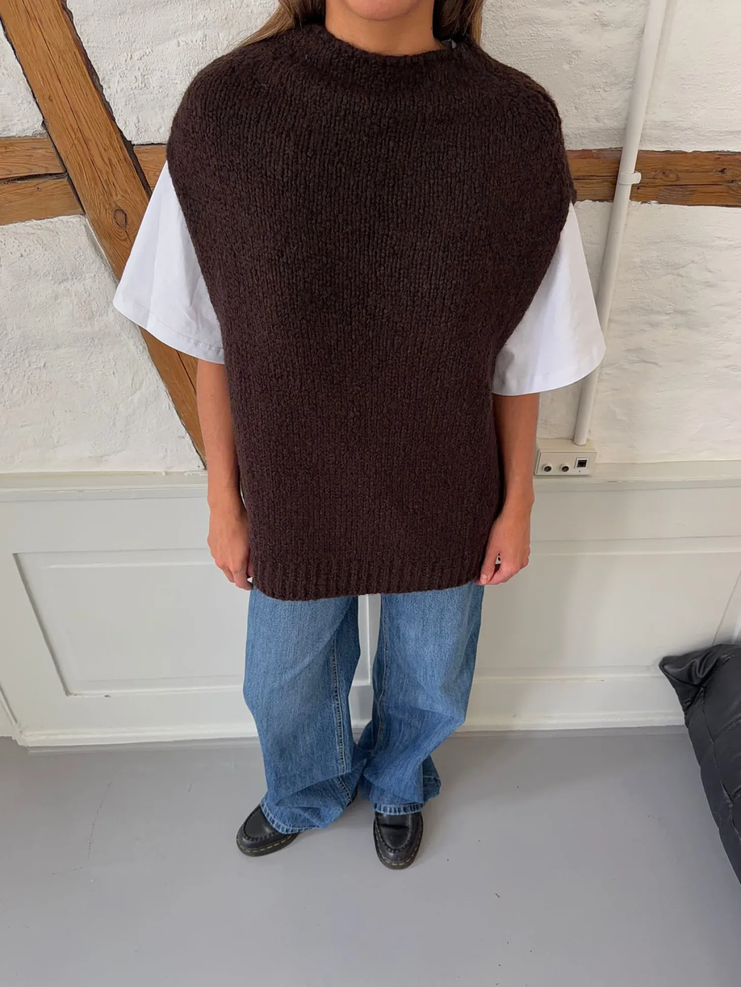 Kahula strikvest med t-shirt - Brun/hvid