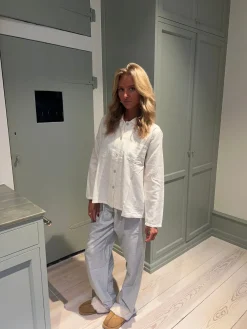 Kallie pyjamassæt med kirsebær - Hvid/blå