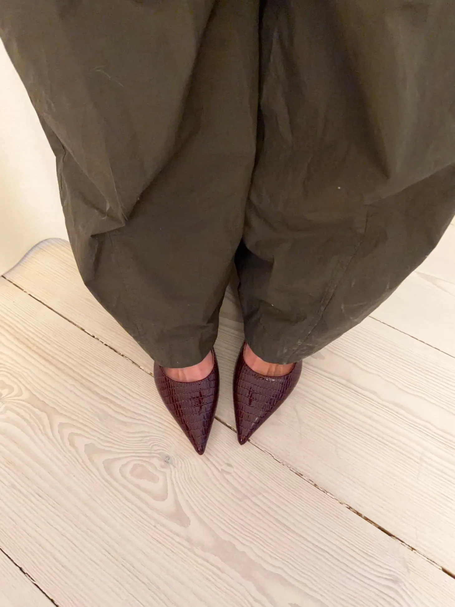 Karline slingback mules med krokodilleprint - Mørkerød