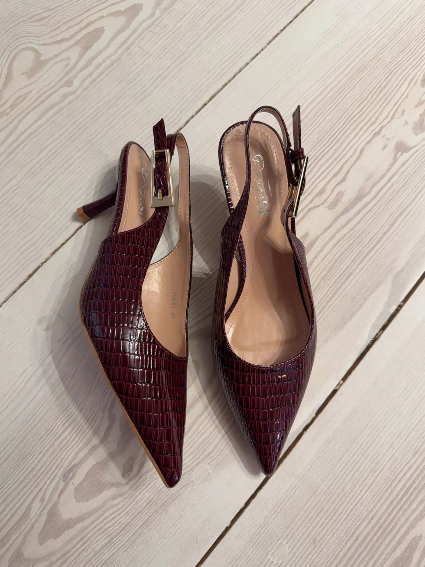 Karline slingback mules med krokodilleprint - Mørkerød