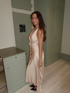 Kiliana kjole med blomster - Lyserød/hvid