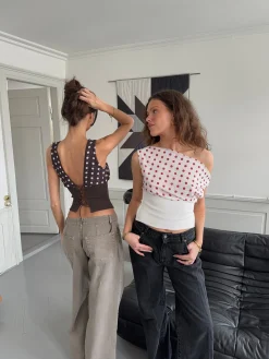 Kimmie top med polkaprikker - Brun/hvid