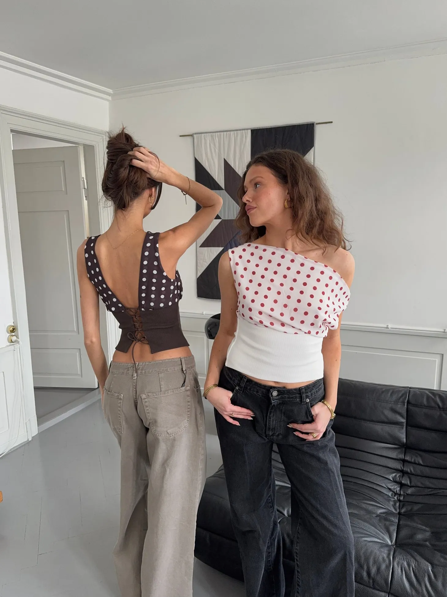 Kimmie top med polkaprikker - Brun/hvid