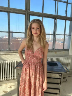 Kimora maxikjole med blomster - lyserød