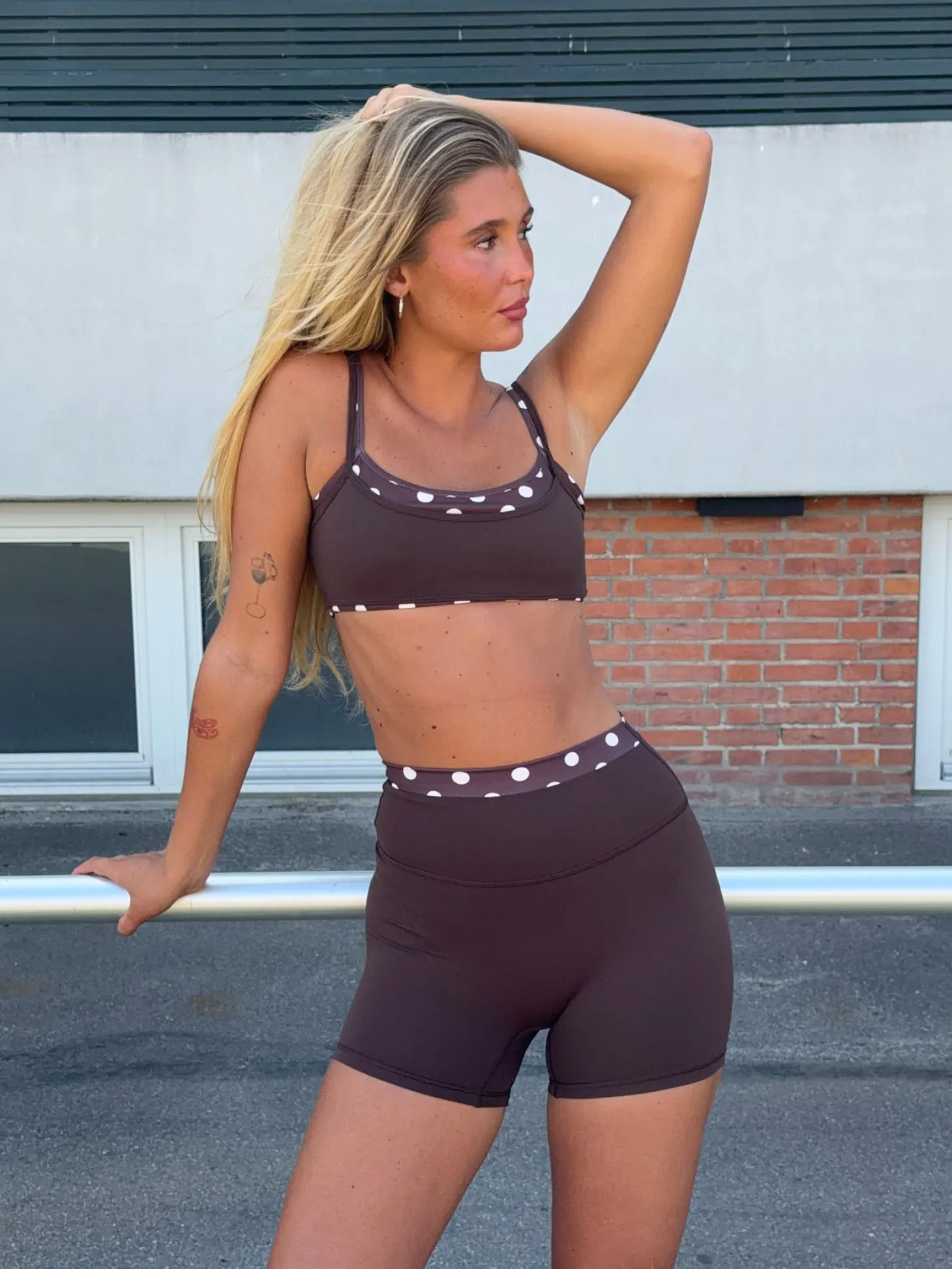 Layered sports bra med polkaprikker - Espresso/marshmellow