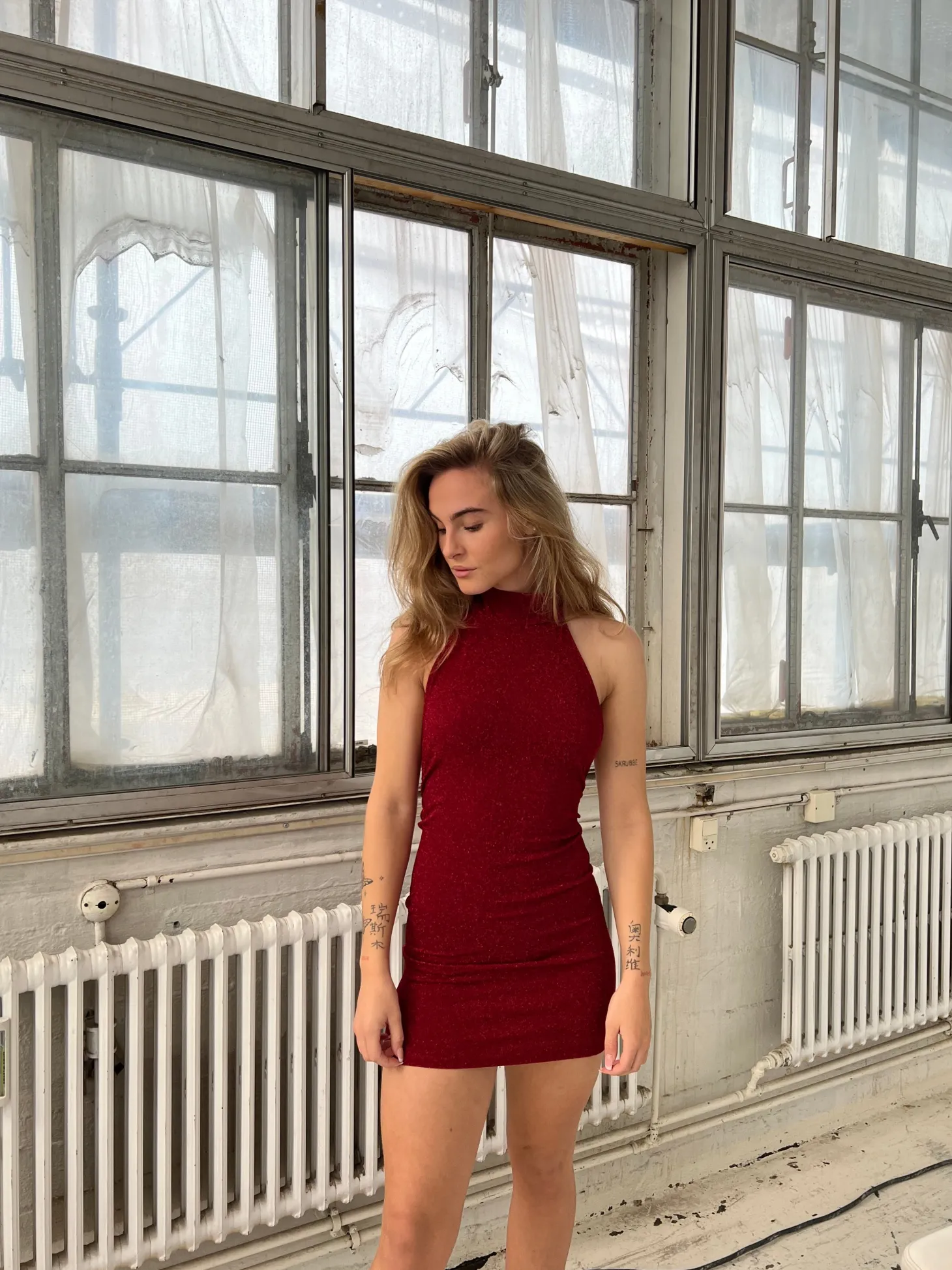 Lorraine halterneck glitterkjole - Rød