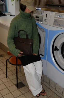Lou stor håndtaske med bindedetalje - Brun