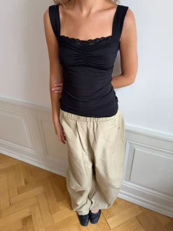 Mandaline tanktop med blondedetalje - Sort