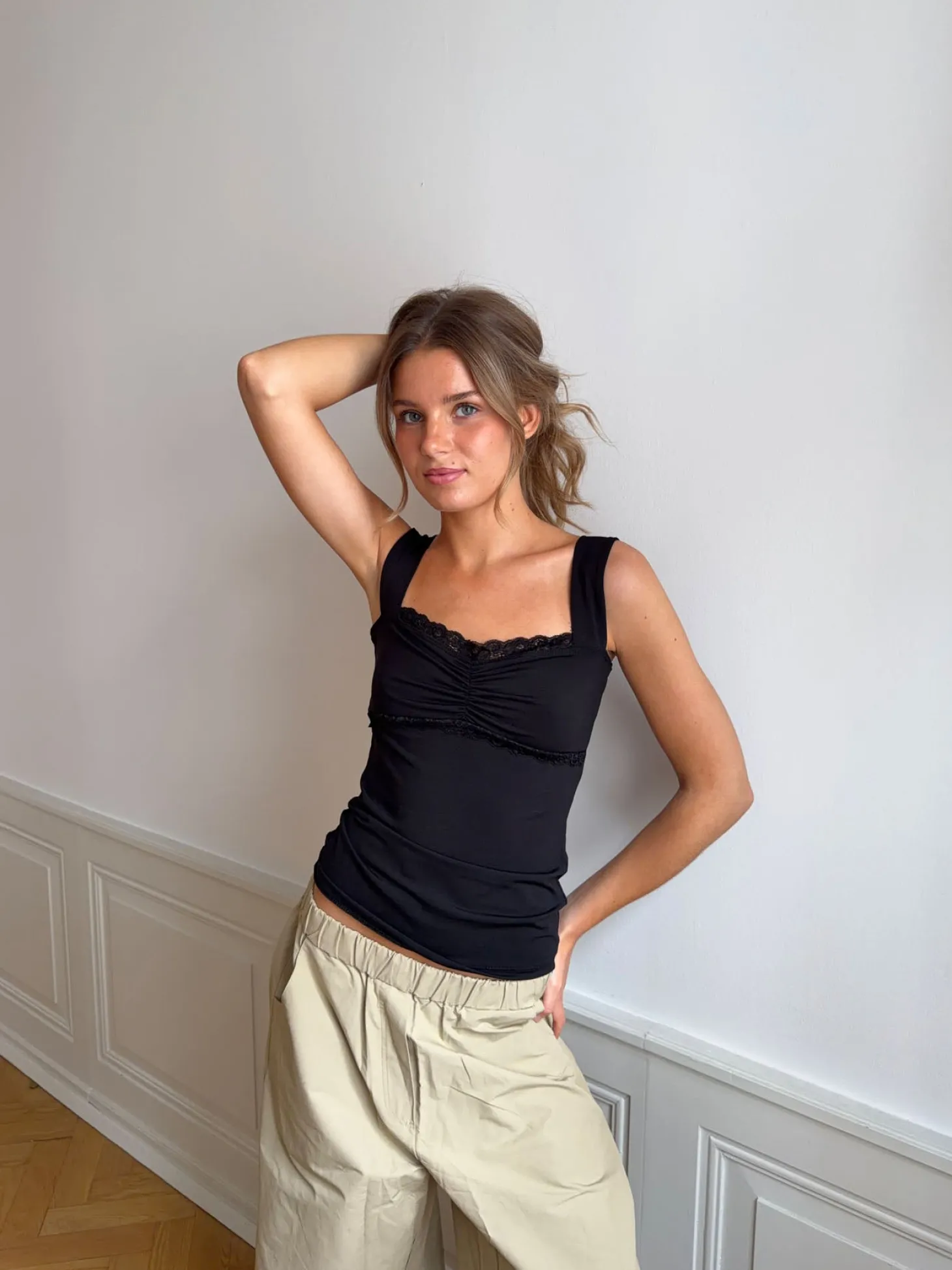Mandaline tanktop med blondedetalje - Sort