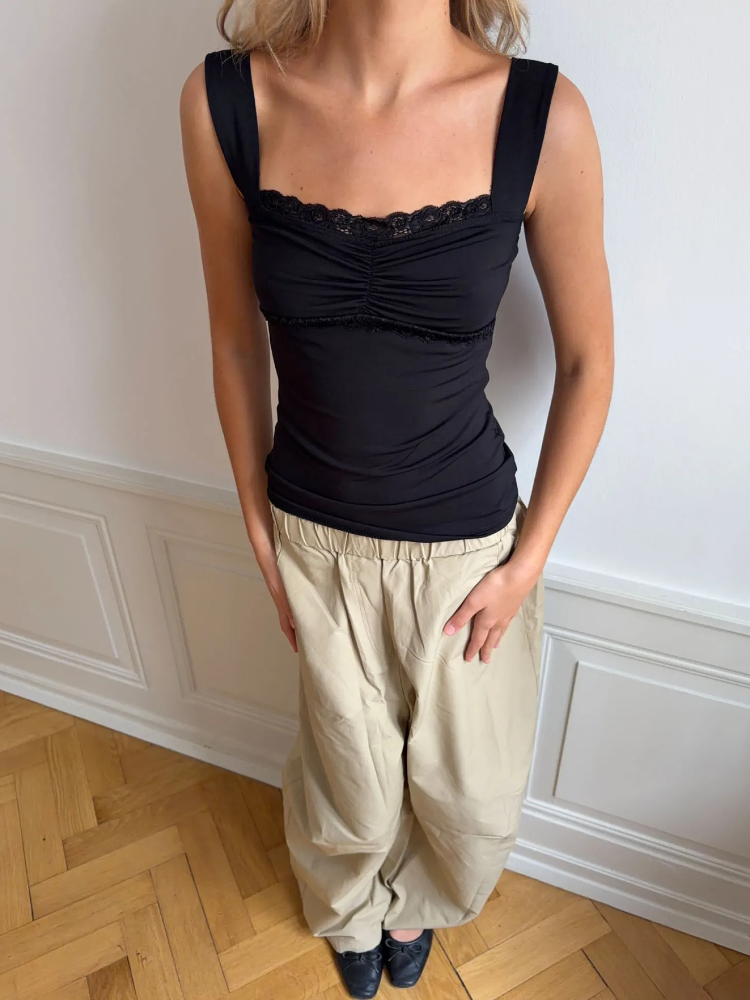 Mandaline tanktop med blondedetalje - Sort