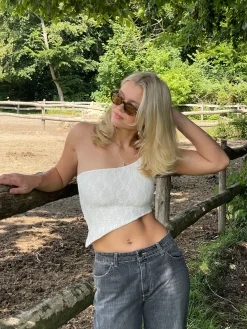 Merle one shoulder-top med blonde - Hvid