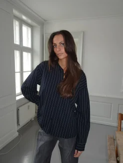 Miki stribet skjorte med åben ryg - Mørk navy