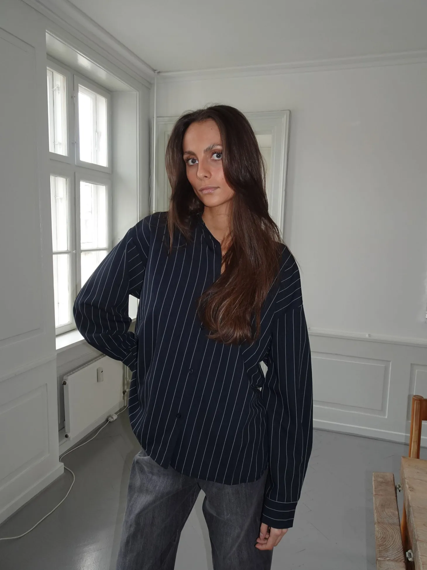 Miki stribet skjorte med åben ryg - Mørk navy