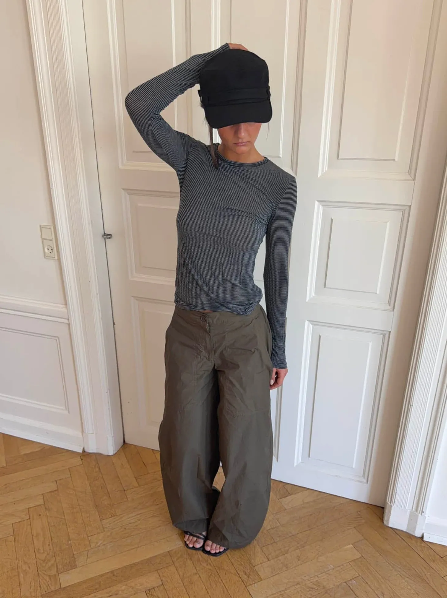 Myra kasket med detaljer - Sort
