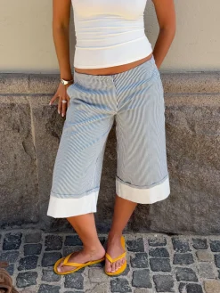 Nanna caprishorts med striber - Hvid/blå