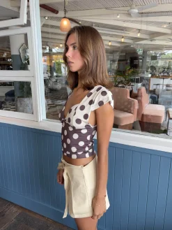 Nickeline v-neck top med polkaprikker - Brun/off white