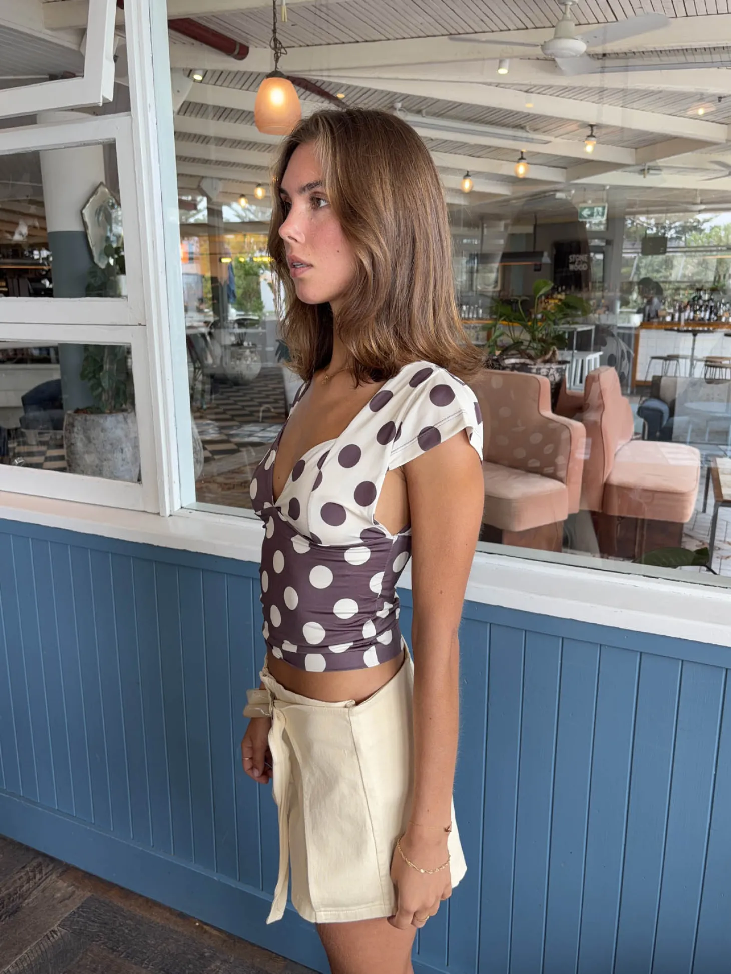 Nickeline v-neck top med polkaprikker - Brun/off white