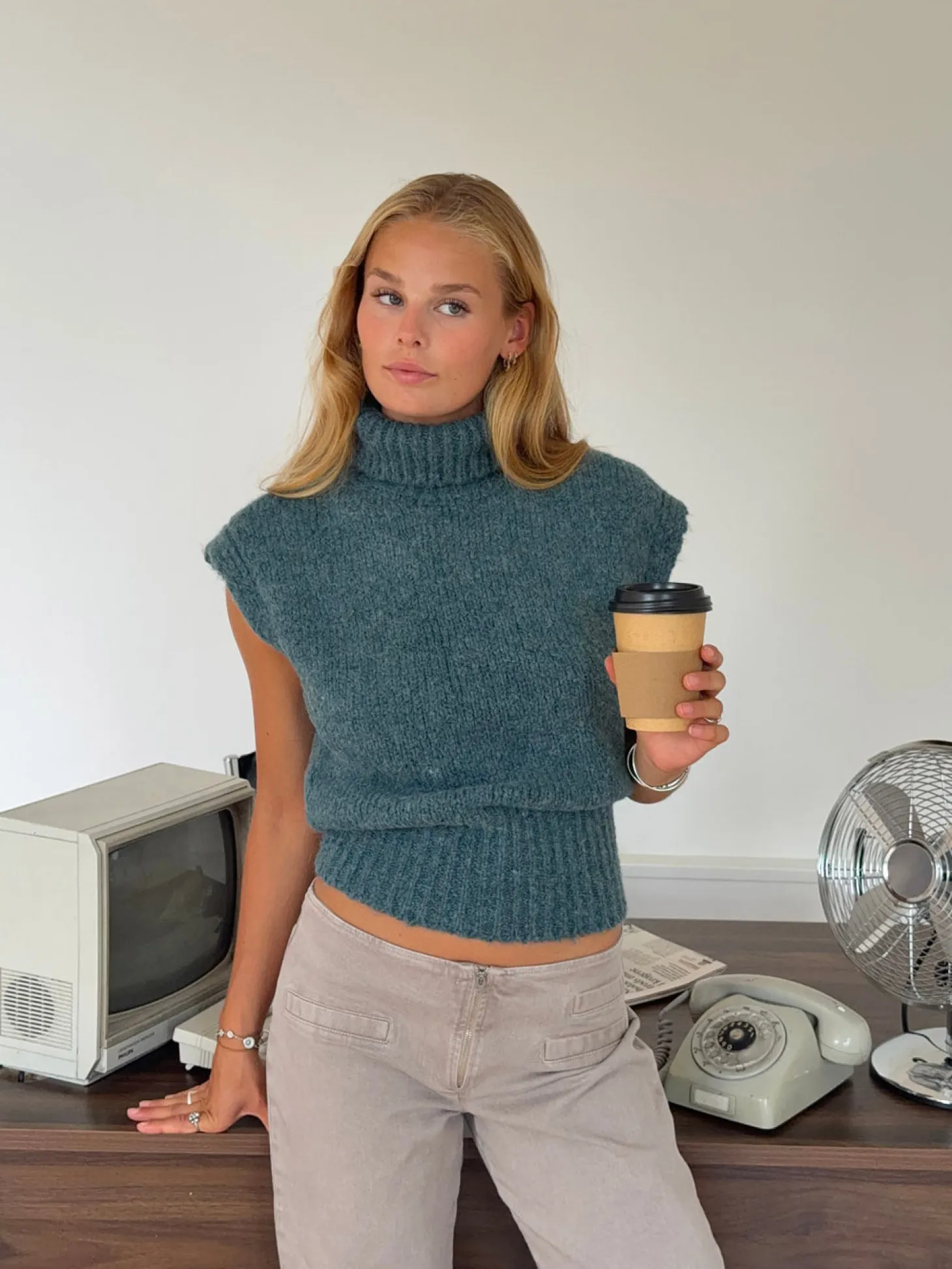 Nivena strikvest med turtleneck - Blå