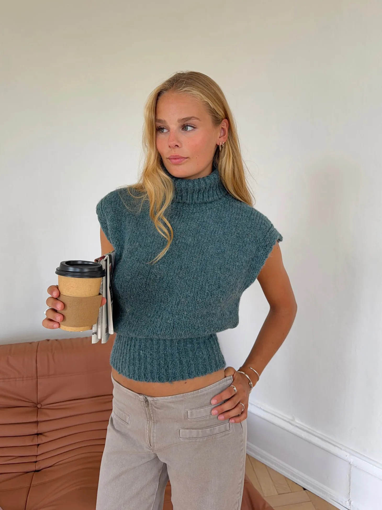 Nivena strikvest med turtleneck - Blå