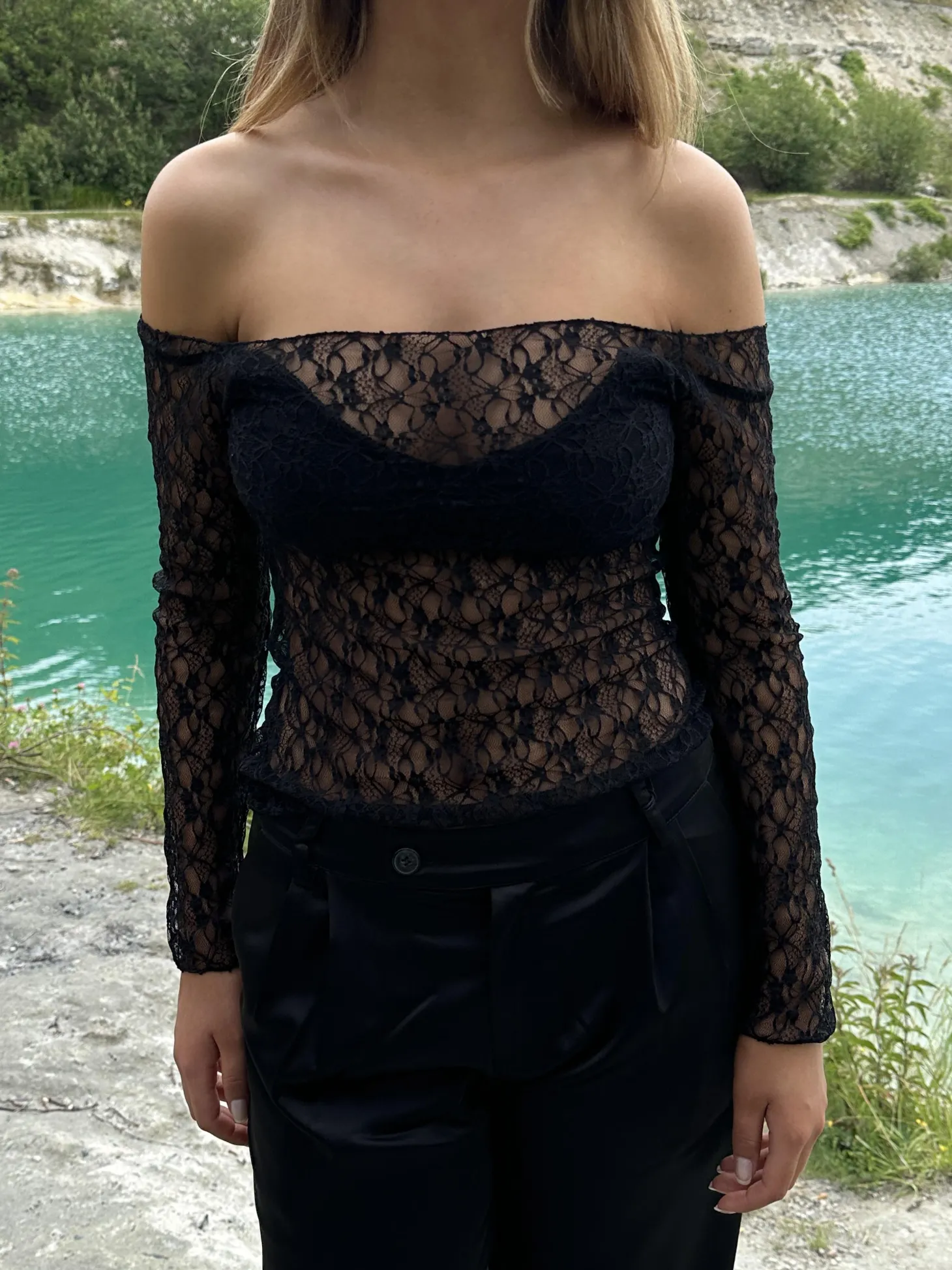 Pixi off shoulder bluse i blonder - Sort
