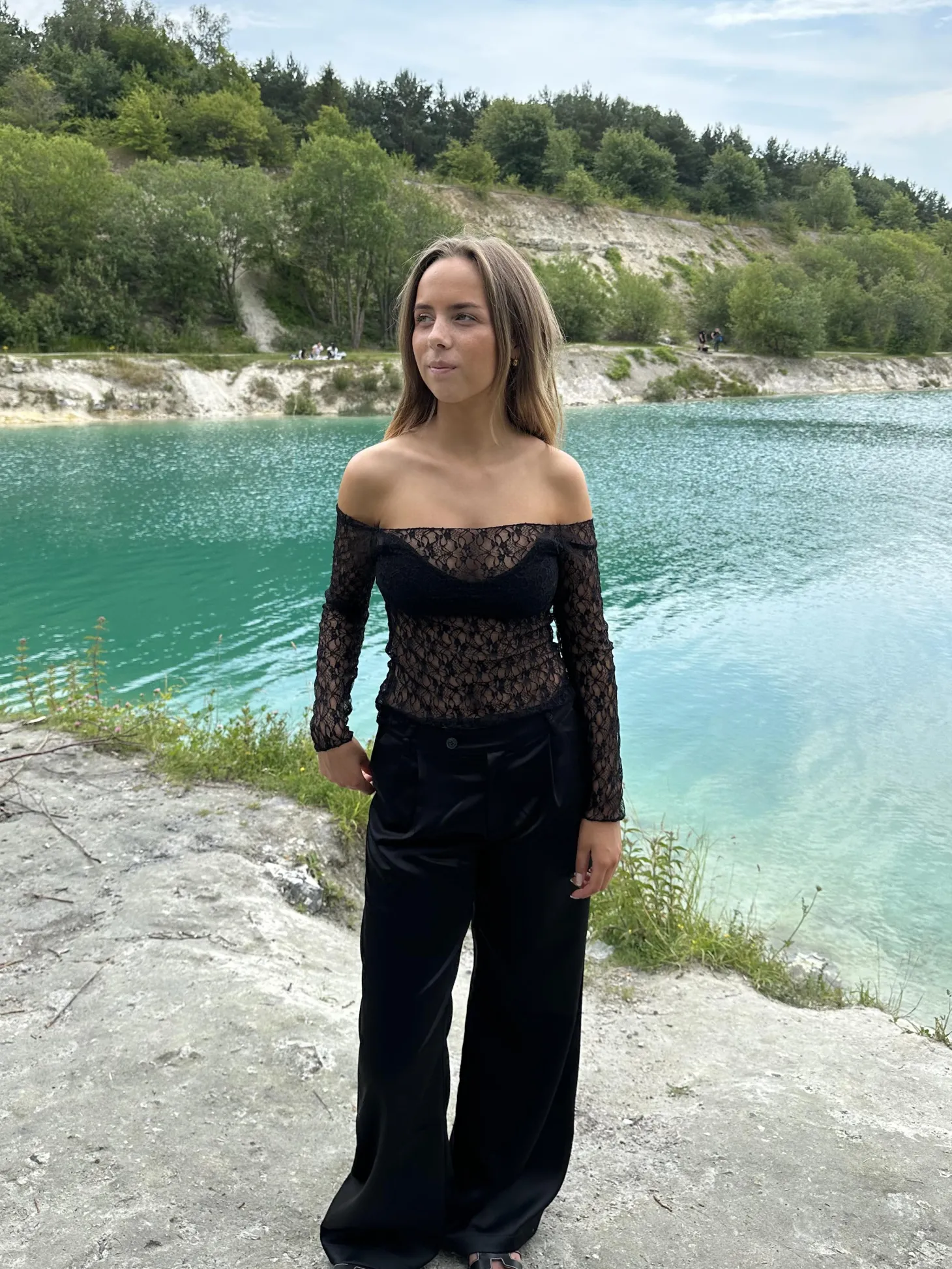 Pixi off shoulder bluse i blonder - Sort