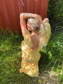 Romilly kjole med små prikker - Gul/sort