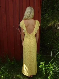Romilly kjole med små prikker - Gul/sort