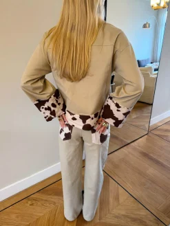 Scandivv denimjakke med koprint - Beige/brun/hvid