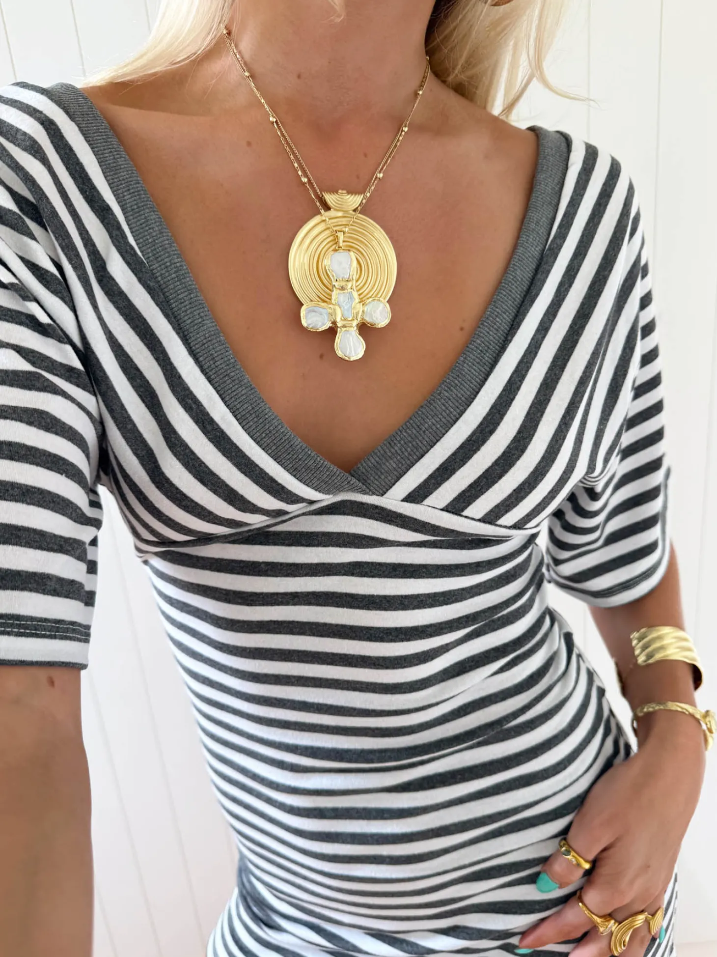 Scandivv kjole med v-neck i striber - Grå/hvid