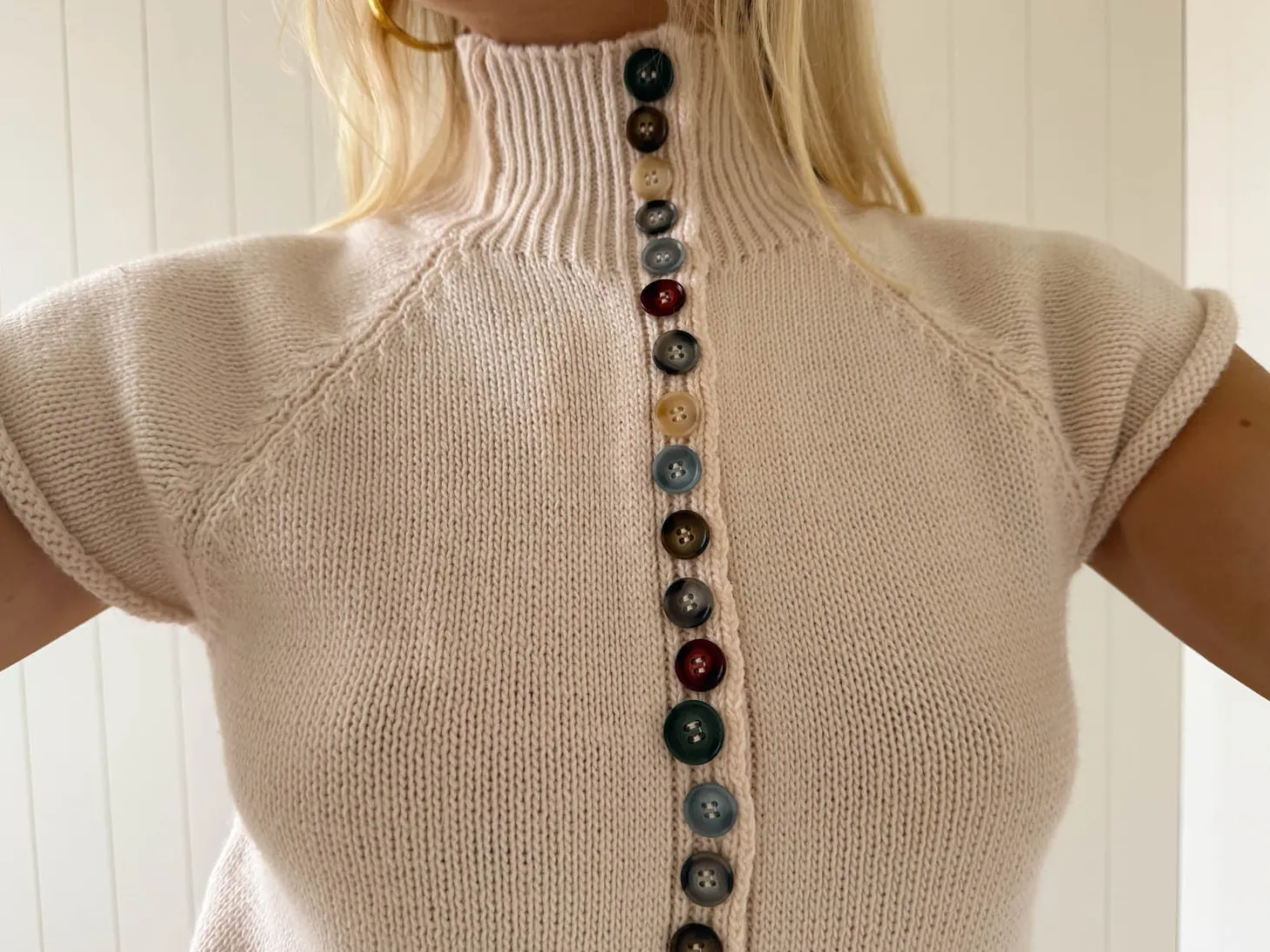 Scandivv kortærmet strik med knapper - Beige/off white