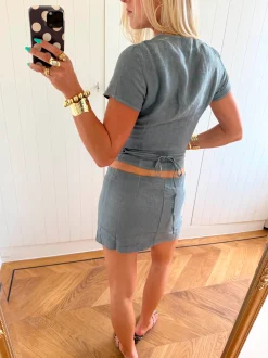 Scandivv t-shirt med asymmetriske knapper - Grå