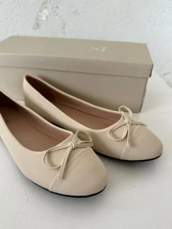 Segovia ballerina sko med sløjfe - Off white