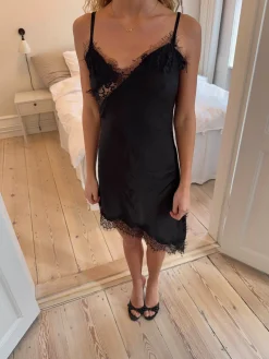 Sheyla asymmetrisk satinkjole med blonder - Sort