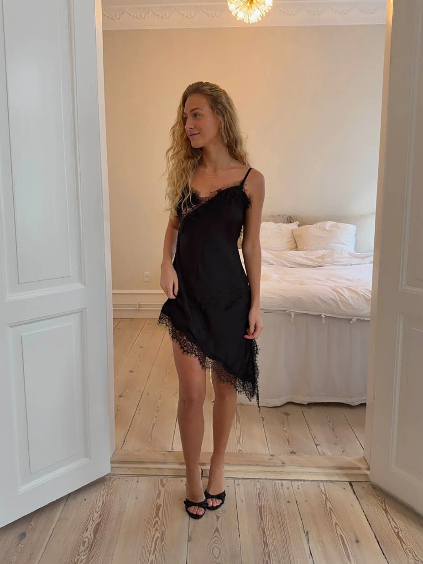 Sheyla asymmetrisk satinkjole med blonder - Sort