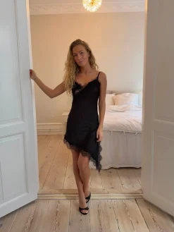 Sheyla asymmetrisk satinkjole med blonder - Sort