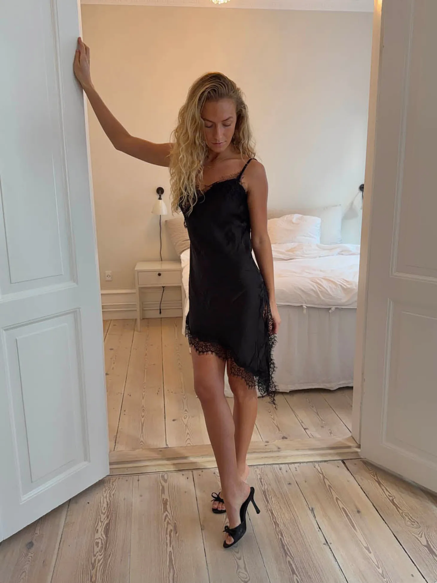 Sheyla asymmetrisk satinkjole med blonder - Sort